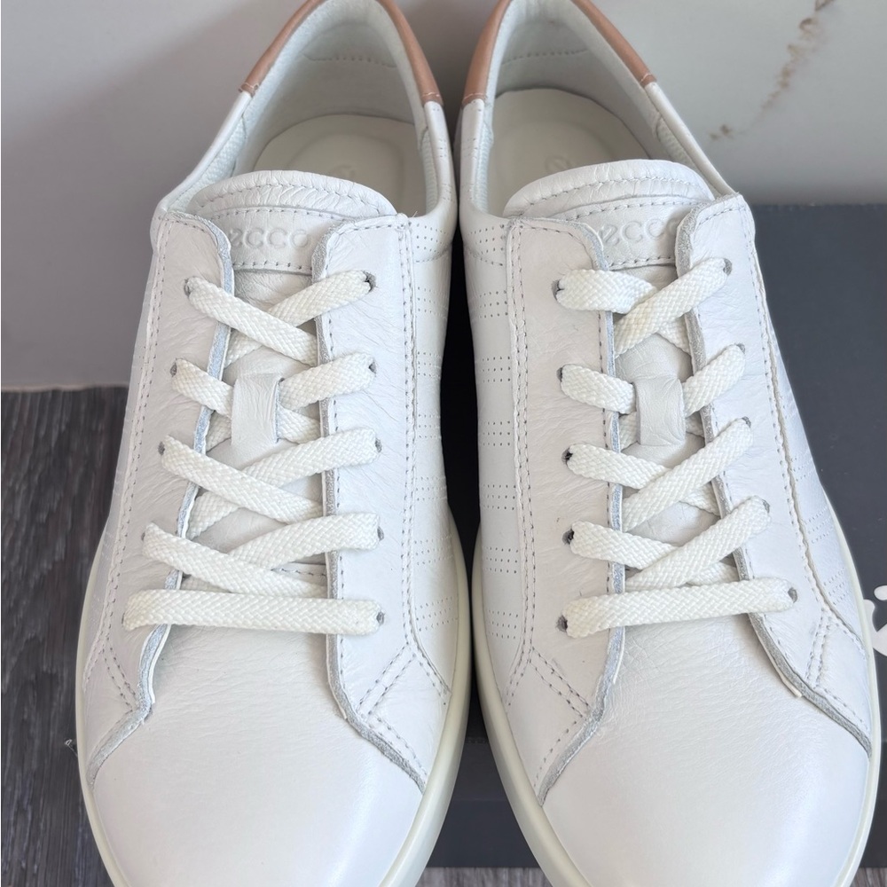 🆕 NEW IN BOX Ecco Leisure White and Tan Leather Sneakers - Picture 2 of 9